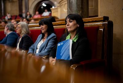 Les diputades d'Aliança Catalana, Sílvia Orriols i Rosa Maria Soberana, al debat de política general del Parlament . ACN / Joan Mateu Parra