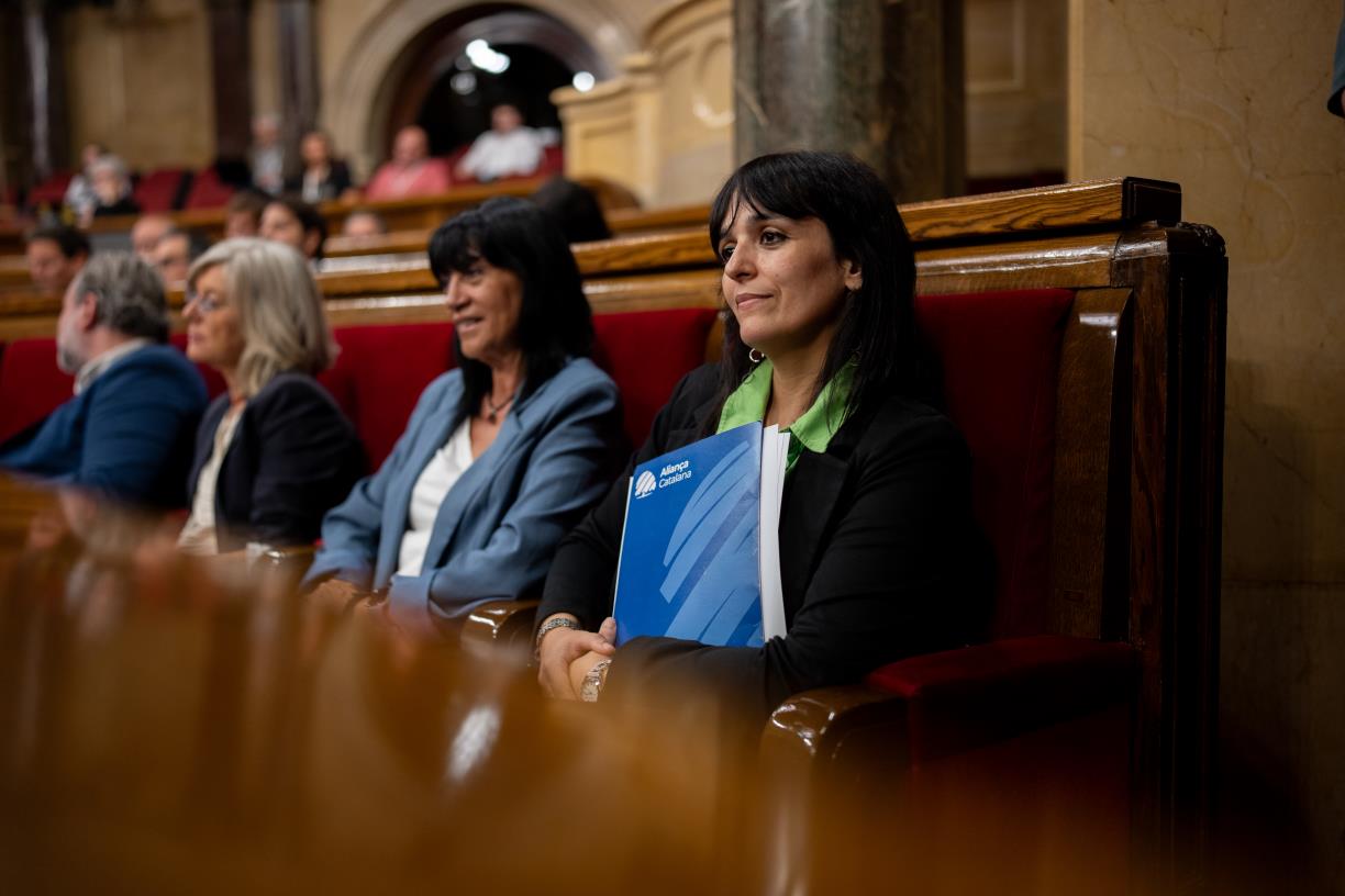 Les diputades d'Aliança Catalana, Sílvia Orriols i Rosa Maria Soberana, al debat de política general del Parlament . ACN / Joan Mateu Parra