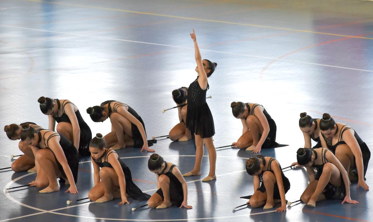 Les esportistes del Club Twirling Vilobí . Eix