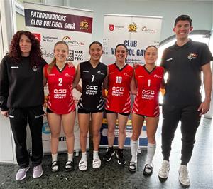 Les jugadores juvenils i els dos entrenadors de l'entitat que han representat la Selecció de Tarragona. Eix