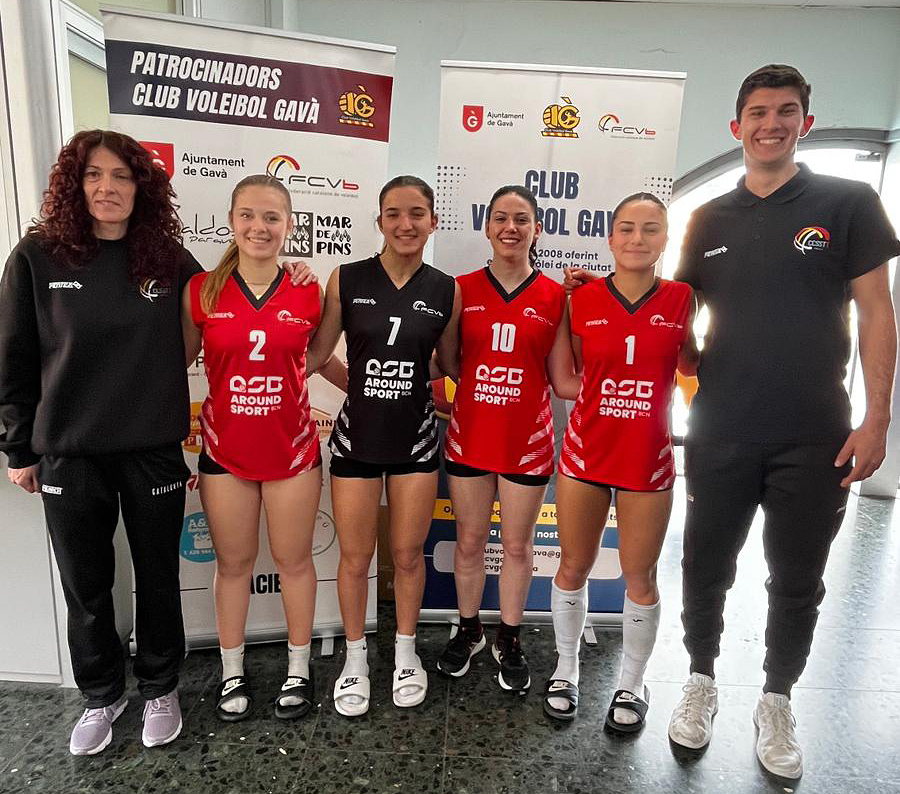 Les jugadores juvenils i els dos entrenadors de l'entitat que han representat la Selecció de Tarragona. Eix