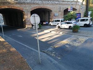 Les obres d’asfaltatge per al pas del Tour tallen la circulació a la zona de Can Perico aquest dijous al matí a Sitges. Ajuntament de Sitges