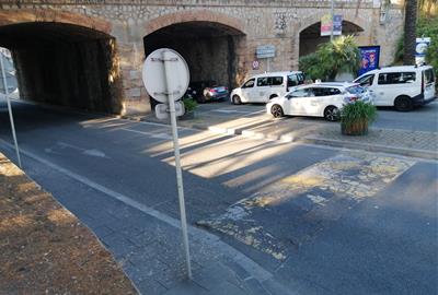 Les obres d’asfaltatge per al pas del Tour tallen la circulació a la zona de Can Perico aquest dijous al matí a Sitges. Ajuntament de Sitges