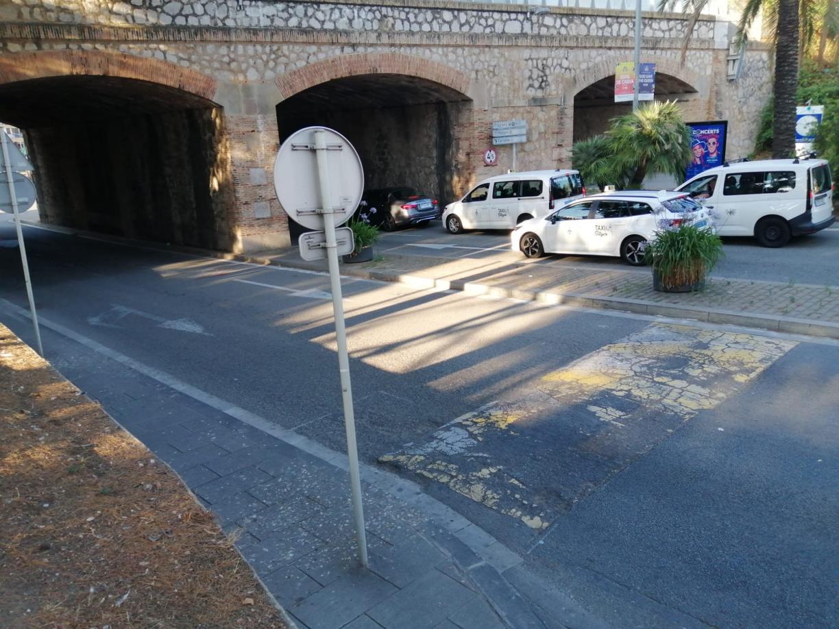 Les obres d’asfaltatge per al pas del Tour tallen la circulació a la zona de Can Perico aquest dijous al matí a Sitges. Ajuntament de Sitges