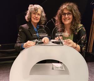 Les pianistes Laura Farré Rozada (a la foto apareix la seva mare) i Elisabet Raspall han triomfat als premis Enderrock. EIX