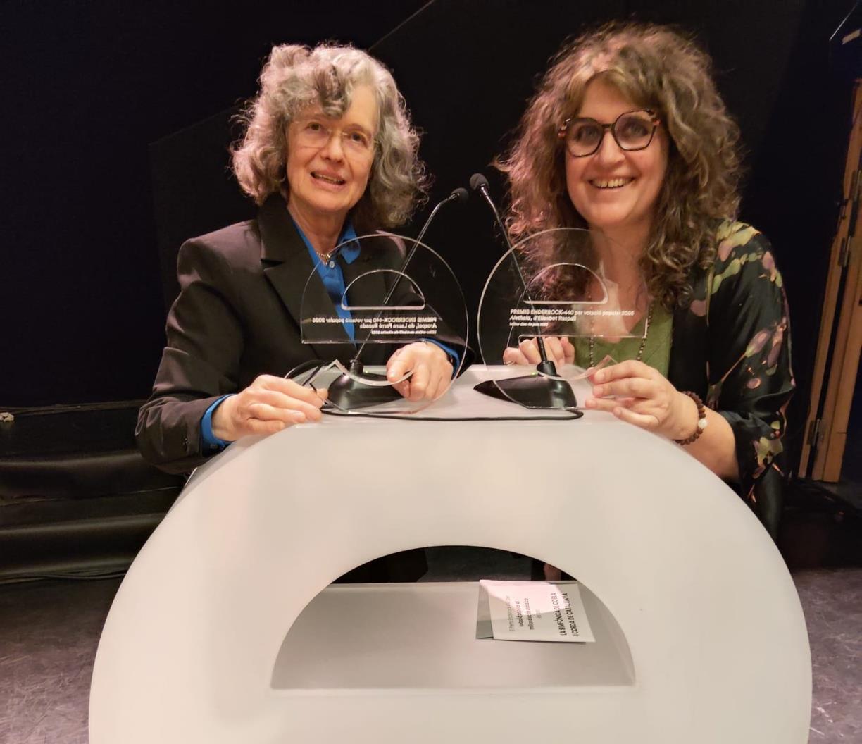 Les pianistes Laura Farré Rozada (a la foto apareix la seva mare) i Elisabet Raspall han triomfat als premis Enderrock. EIX