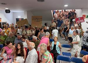Les protestes d'un grup de veïns al ple municipal de Cubelles. Eix