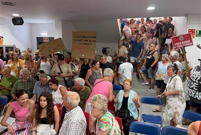 Les protestes d'un grup de veïns al ple municipal de Cubelles. Eix
