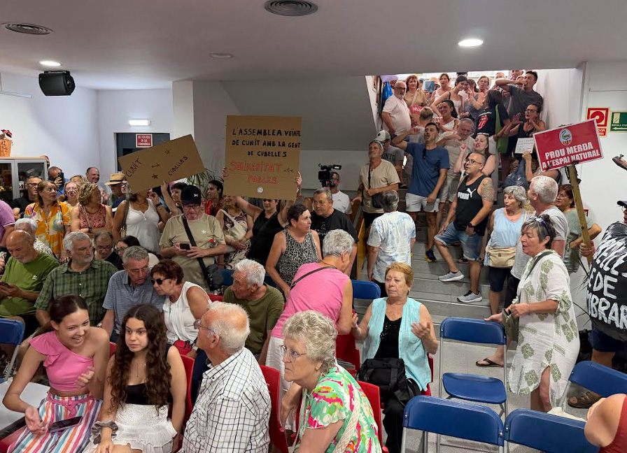 Les protestes d'un grup de veïns al ple municipal de Cubelles. Eix