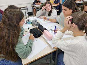 Només el 15% dels ciutadans parlen exclusivament en català amb els amics, la xifra més baixa dels últims 20 anys. ACN