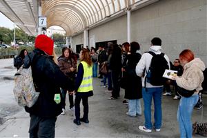 L'estació de Vilafranca del Penedès torna a estar aquest dijous al matí amb els torns tancats perquè els trens de Rodalies no circulen. ACN