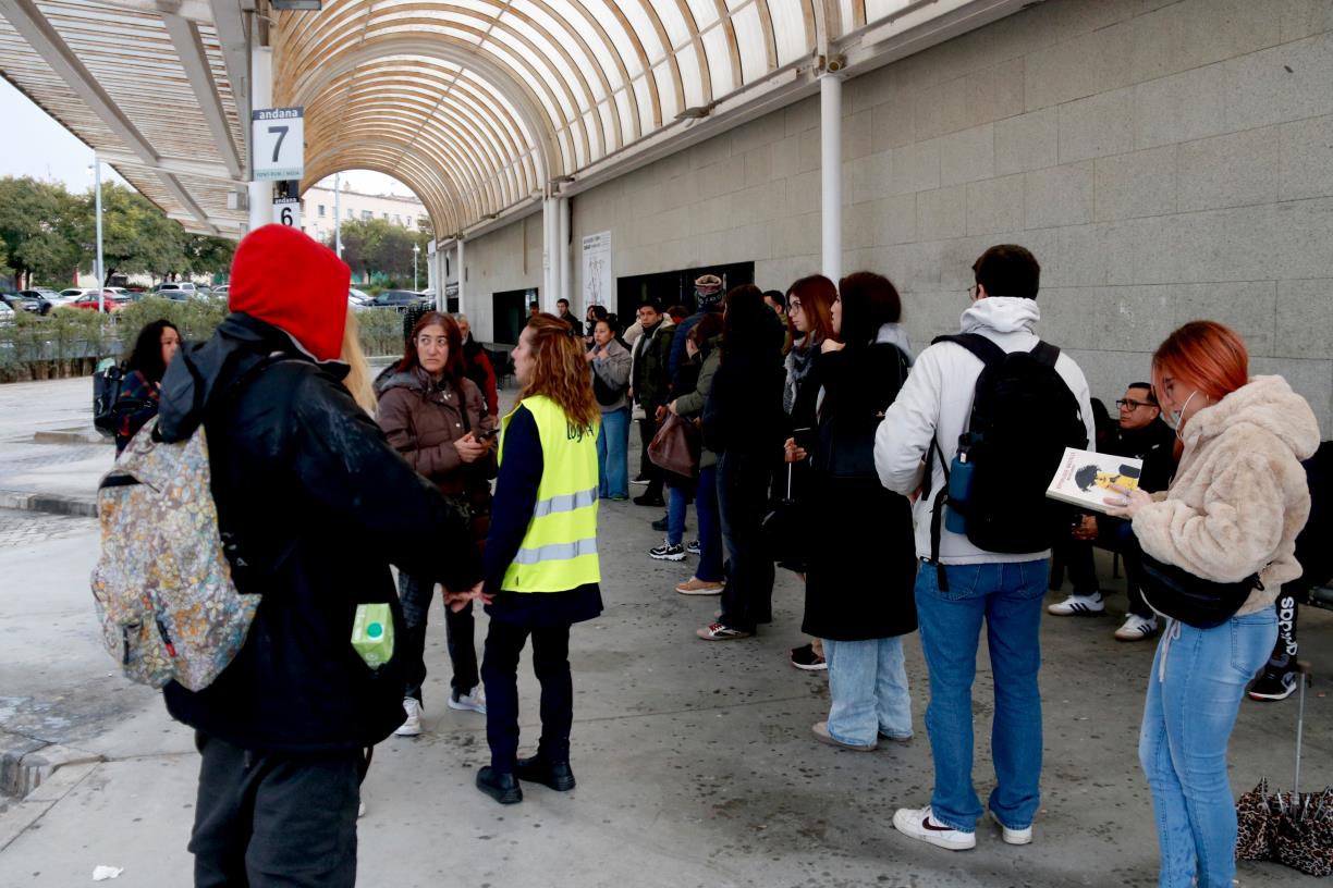 L'estació de Vilafranca del Penedès torna a estar aquest dijous al matí amb els torns tancats perquè els trens de Rodalies no circulen. ACN