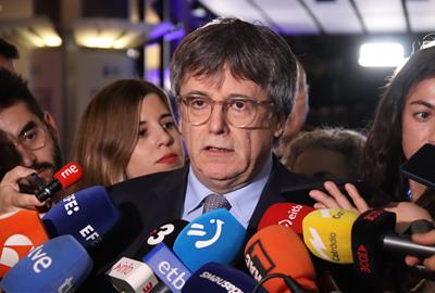 L'expresident Carles Puigdemont en una atenció als mitjans des del Parlament Europeu. ACN / Albert Cadanet