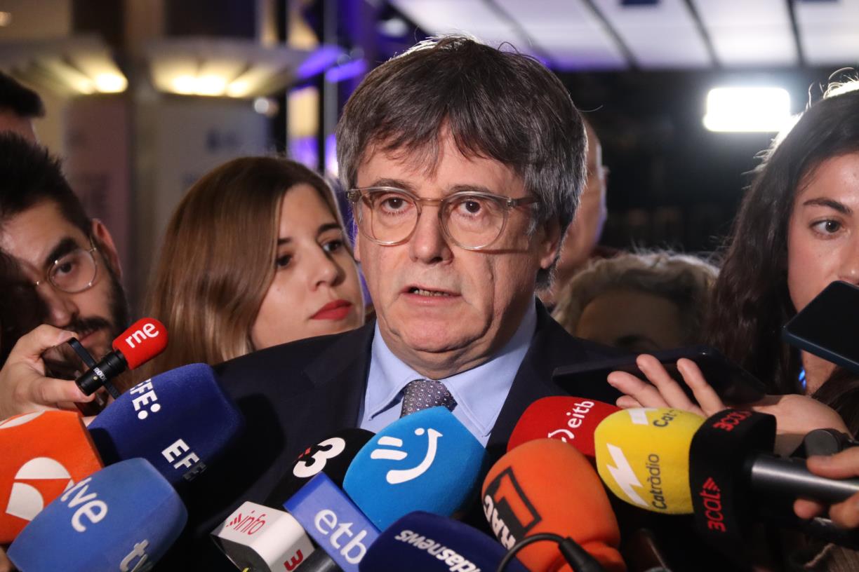 L'expresident Carles Puigdemont en una atenció als mitjans des del Parlament Europeu. ACN / Albert Cadanet