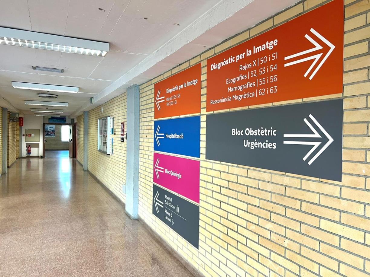 L’Hospital Comarcal de l’Alt Penedès estrena nova senyalització per millorar l’orientació de pacients i professionals. CSAPG