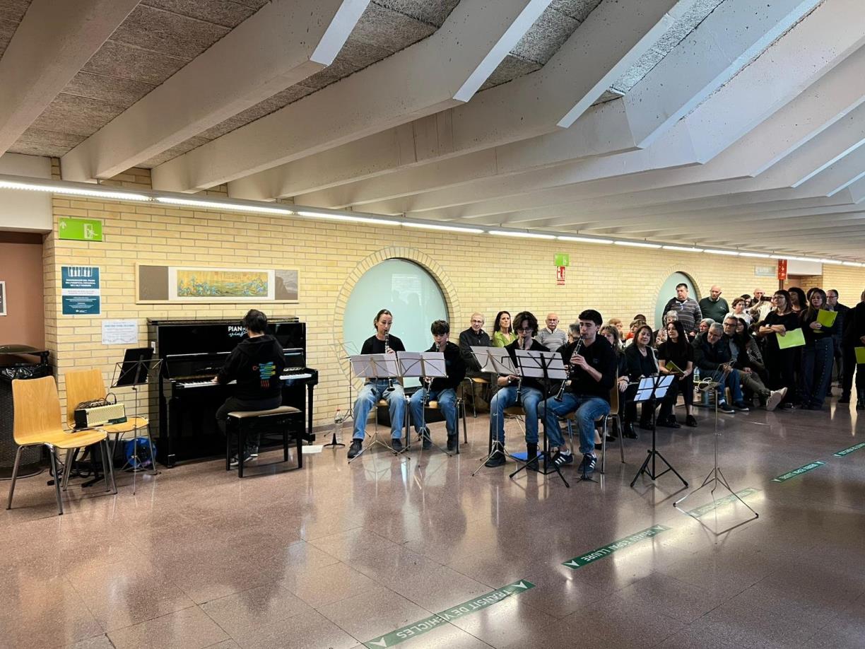 L’Hospital Comarcal de l’Alt Penedès s’omple de música amb un piano al passadís central. CSAPG