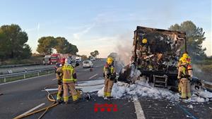 L'incendi d'un camió a l'AP-7 a Avinyonet del Penedès provoca vuit quilòmetres de congestió en sentit sud. ACN
