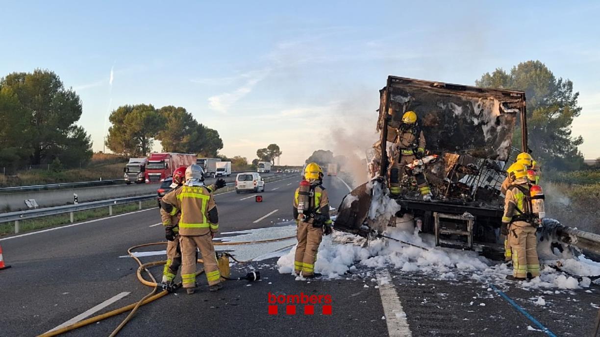 L'incendi d'un camió a l'AP-7 a Avinyonet del Penedès provoca vuit quilòmetres de congestió en sentit sud. ACN