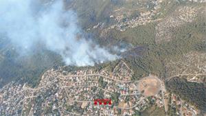 L'incendi forestal de Cubelles queda estabilitzat després de mobilitzar 35 dotacions terrestres i 10 mitjans aeris. Bombers