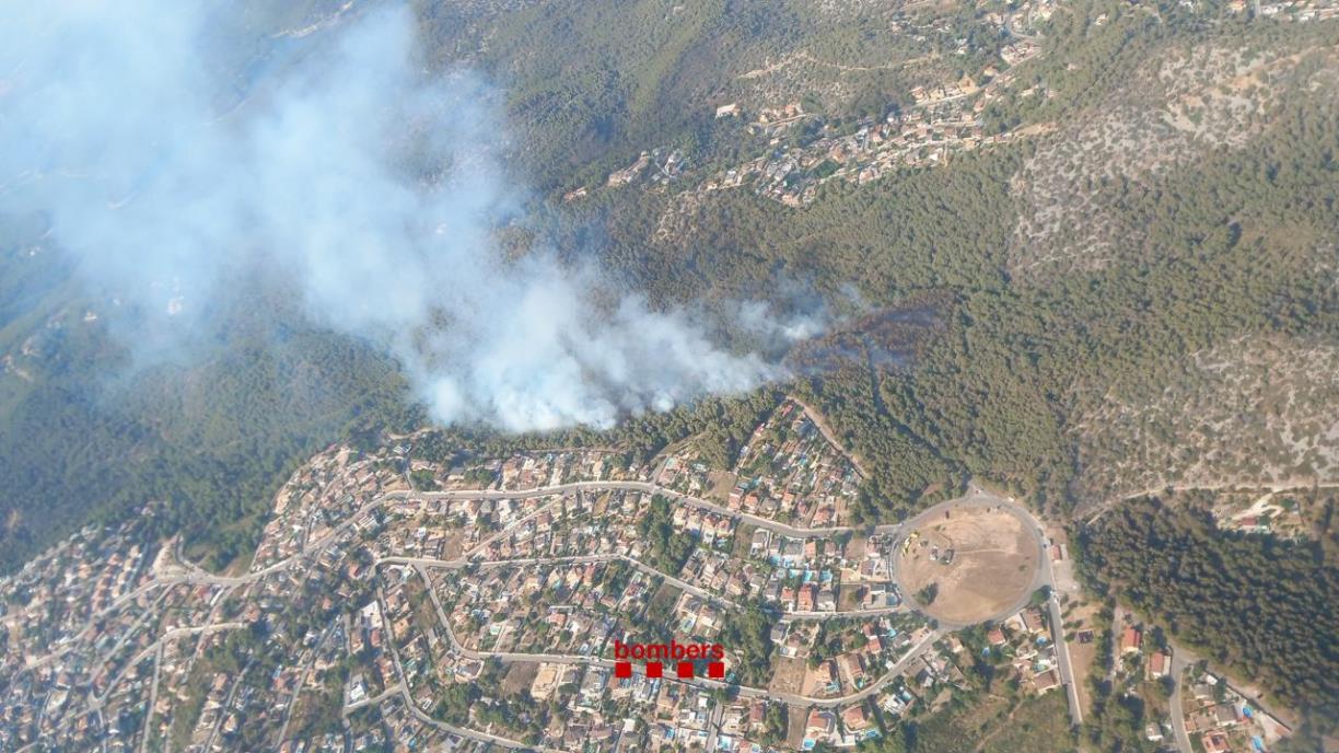 L'incendi forestal de Cubelles queda estabilitzat després de mobilitzar 35 dotacions terrestres i 10 mitjans aeris. Bombers