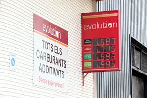 L'IVA dels carburants baixa al 10% i el sector espera que la rebaixa de preus es noti més a mitjans de la setmana que ve. ACN