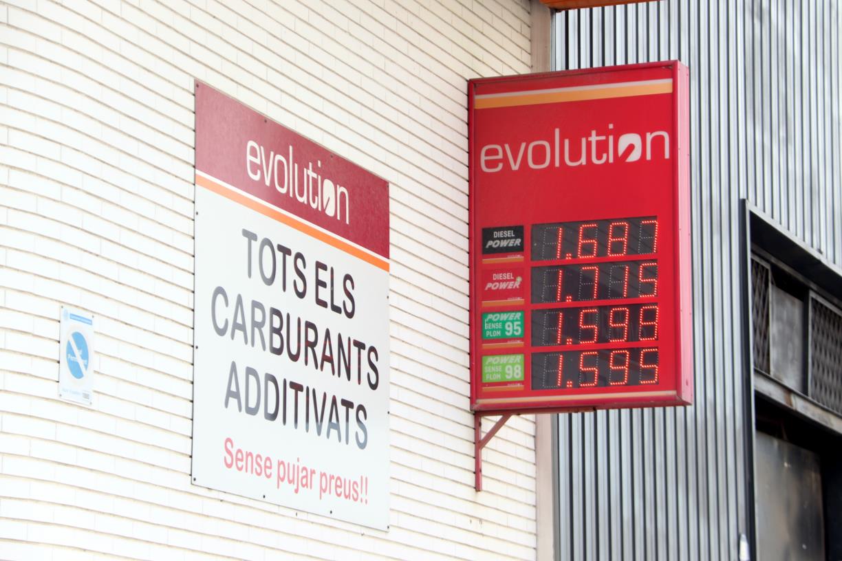 L'IVA dels carburants baixa al 10% i el sector espera que la rebaixa de preus es noti més a mitjans de la setmana que ve. ACN