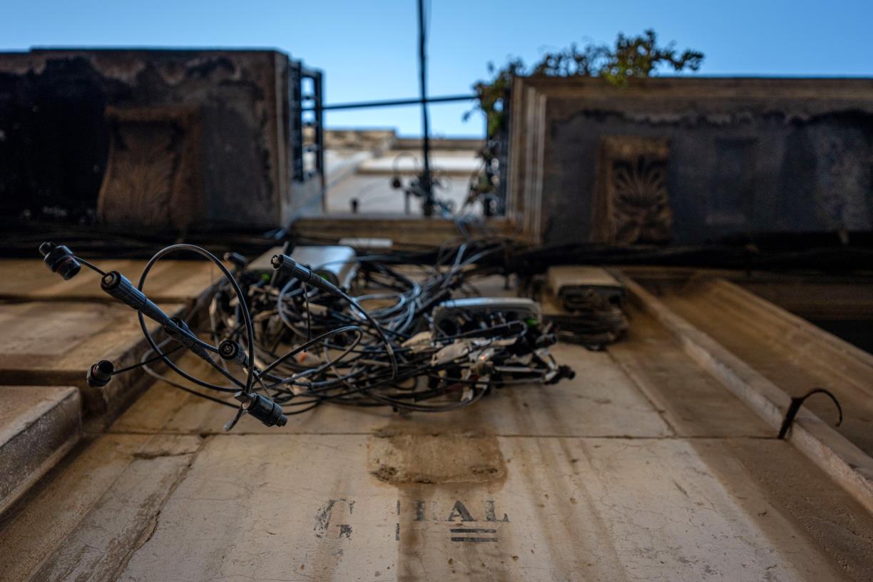 Lletres de GEral a la casa Samà, sota un manyac de cablejats. @tgamadeu_photo