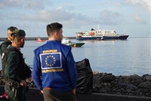 L'MV Hondius, al Port de Granadilla. ACN / Miquel Codolar