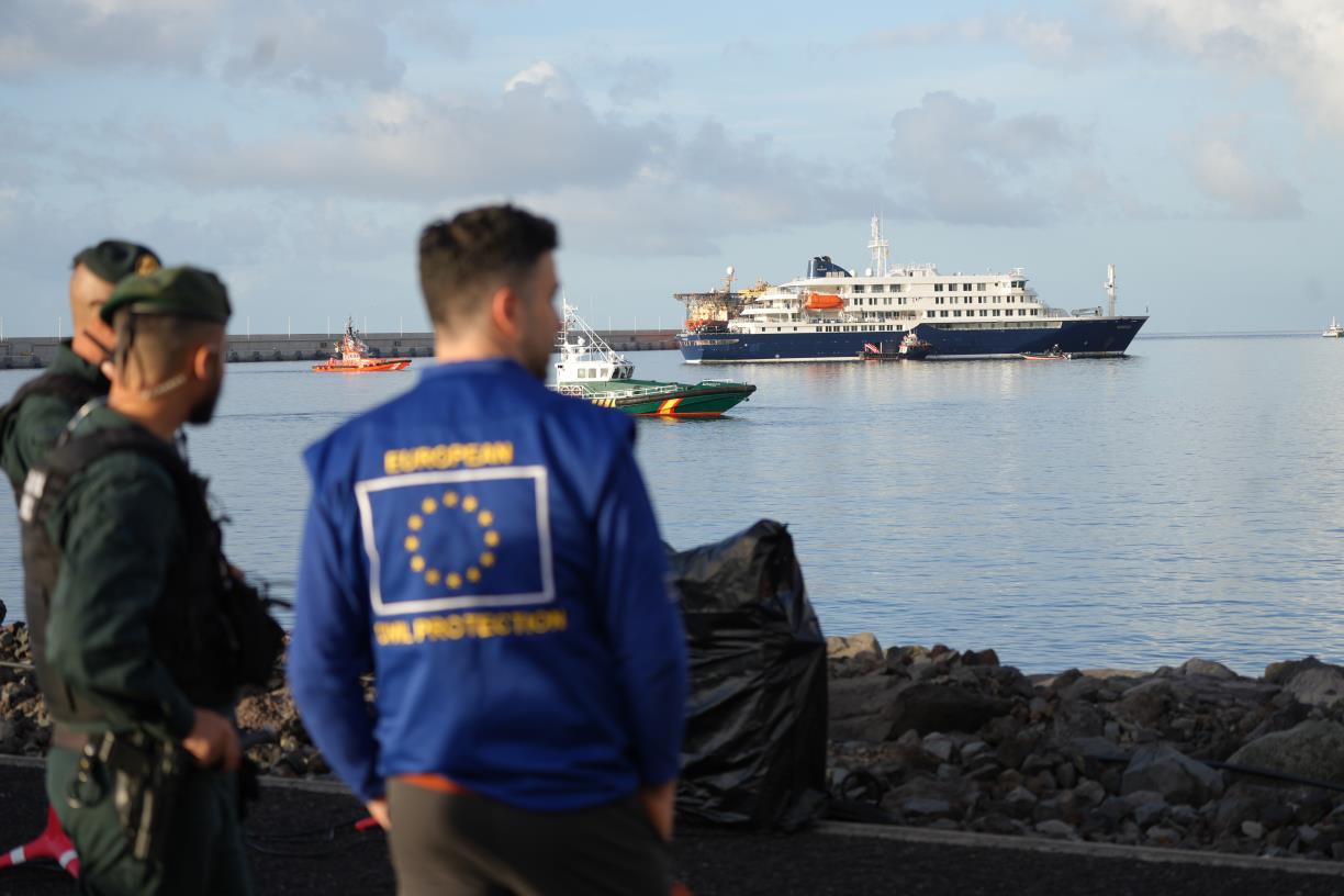 L'MV Hondius, al Port de Granadilla. ACN / Miquel Codolar