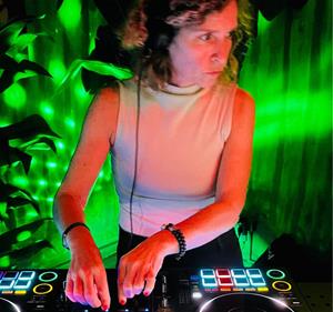 Lolanick irromp en l’escena electrònica amb el seu primer tema: Livin’ Sitges Carnaval. EIX