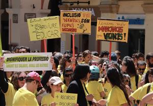 Manifestants amb pancartes durant la concentració a Vilanova. ACN / Gemma Sánchez