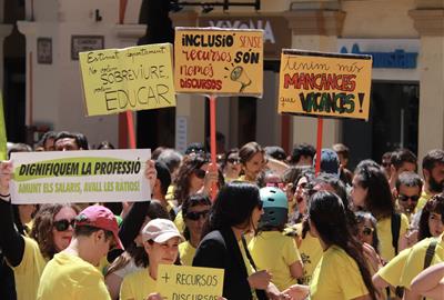 Manifestants amb pancartes durant la concentració a Vilanova. ACN / Gemma Sánchez