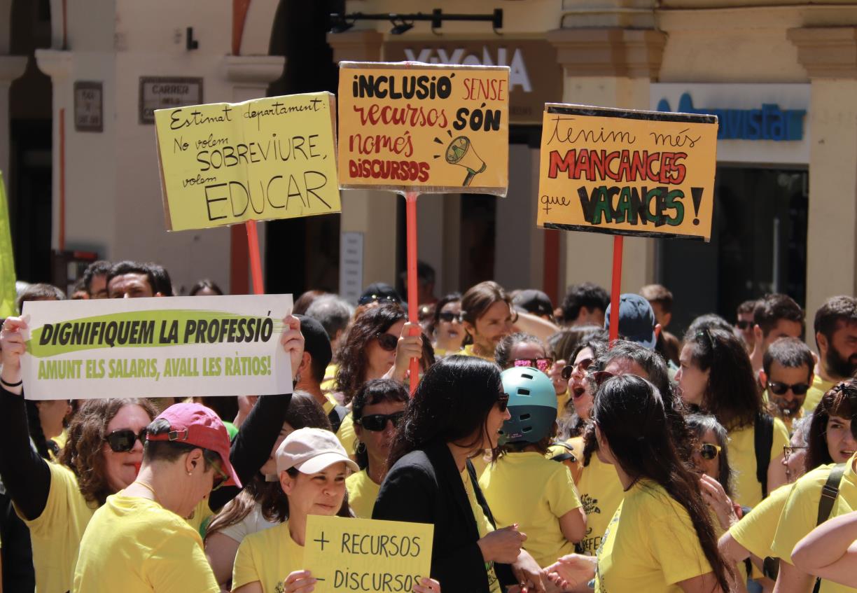 Manifestants amb pancartes durant la concentració a Vilanova. ACN / Gemma Sánchez