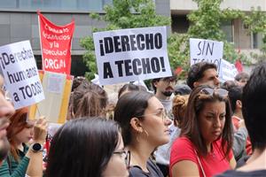 Manifestants davant el Congrés dels Diputats aquest divendres. ACN / Maria Pratdesaba