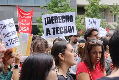 Manifestants davant el Congrés dels Diputats aquest divendres. ACN / Maria Pratdesaba
