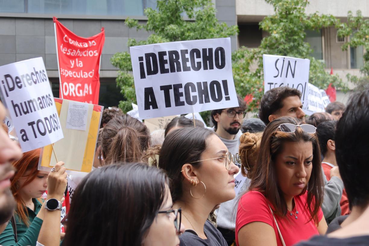 Manifestants davant el Congrés dels Diputats aquest divendres. ACN / Maria Pratdesaba