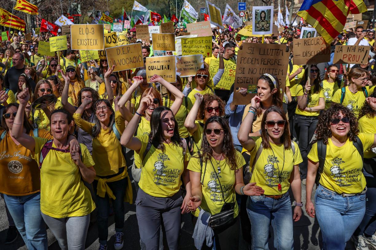 Manifestants participant en la protesta educativa a Barcelona. ACN / Jordi Borràs