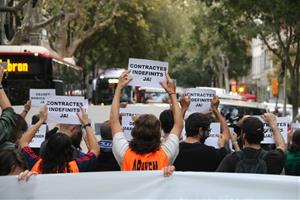 Manifestants tallen carrers a Barcelona per pressionar el govern espanyol amb el decret d'habitatge