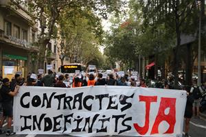Manifestants tallen carrers a Barcelona per pressionar el govern espanyol amb el decret d'habitatge