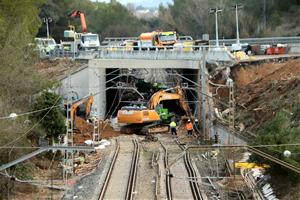 Maquinària treballant al punt on es va accidentar un tren a Gelida. ACN / Mar Martí