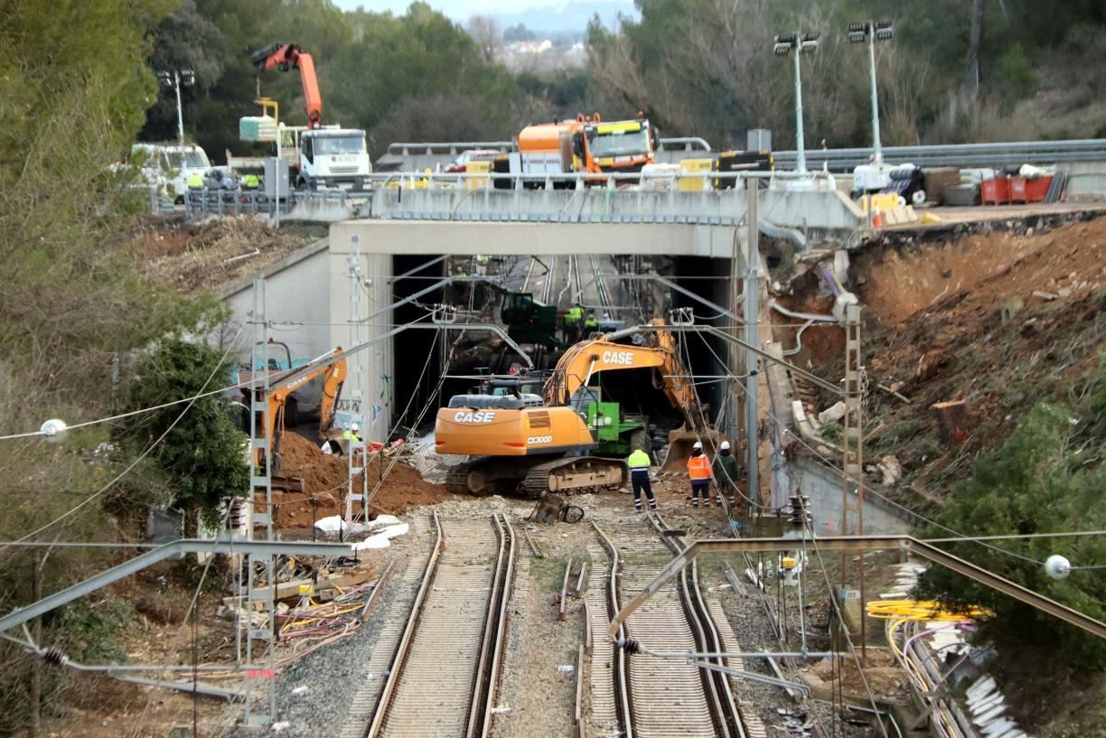 Maquinària treballant al punt on es va accidentar un tren a Gelida. ACN / Mar Martí