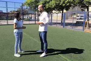 Mariona Figueras i Àlex Barrera a la pista Cruyff Court del barri de Mas d’en Gual. Eix