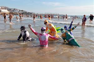 Més de 600 persones celebren la Capbussada a Sitges per donar la benvinguda al 2026