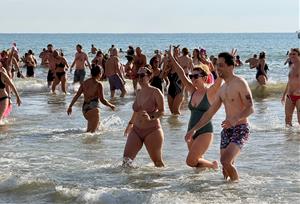 Més de 600 persones celebren la Capbussada a Sitges per donar la benvinguda al 2026
