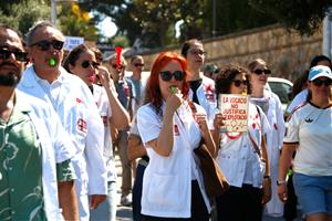 Metges de Catalunya anuncia vaga indefinida de facultatius a partir de l'octubre. ACN