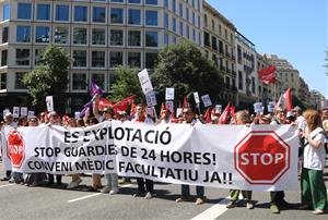 Metges tallant el carrer Aragó a Barcelona. ACN / Norma Vidal