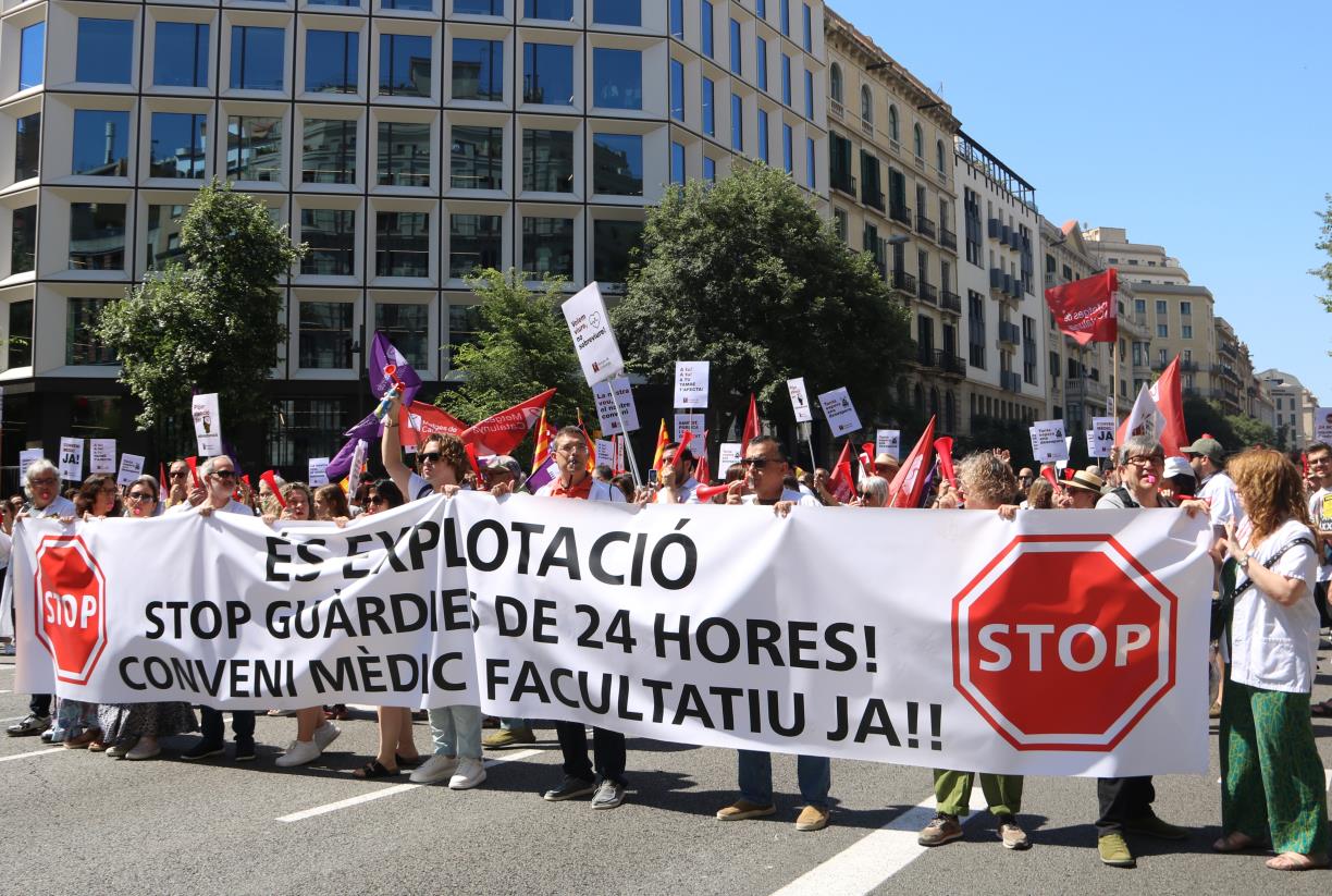Metges tallant el carrer Aragó a Barcelona. ACN / Norma Vidal
