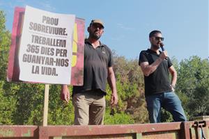 Mig centenar de pagesos i una quinzena de tractors fan una marxa lenta per exigir solucions per l’excedent de raïm