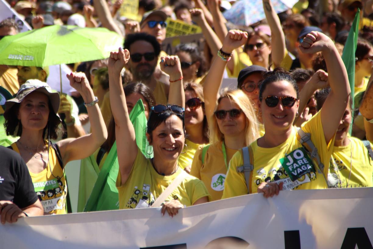 Milers de docents es manifesten a Barcelona amb to reivindicatiu i festiu amb motiu de la vaga a tot Catalunya. ACN
