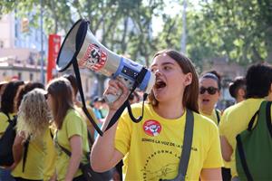 Milers de docents es manifesten a Barcelona amb to reivindicatiu i festiu amb motiu de la vaga a tot Catalunya